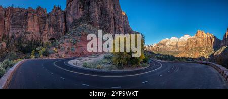 Atemberaubende Aussicht bei Sonnenuntergang entlang des gewundenen Zion-Mount Carmel Highway in Springdale, Utah, in der Nähe des Zion National Park Stockfoto