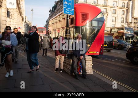 Auf der Straße entlang Piccadilly, im Zentrum von London, England, Großbritannien, stehen Stapel von Abendzeitungen Stockfoto