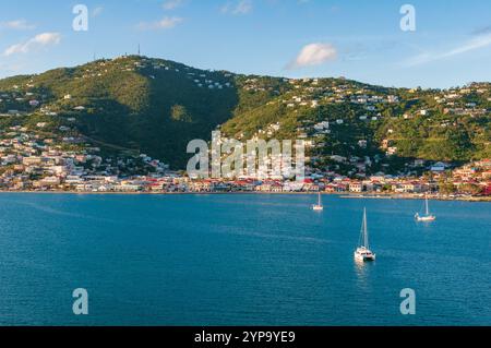 Charlotte Amalie, St. Thomas, amerikanische Jungferninseln - 2. Januar 2018: Ein malerischer Blick auf den Hafen mit Segelbooten und Häusern am Hügel. Stockfoto