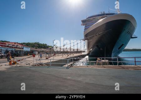 Charlotte Amalie, St. Thomas, amerikanische Jungferninseln - 2. Januar 2018: Ein großes Kreuzfahrtschiff legt im Hafen an, wobei Passagiere unter einem Brigh aussteigen Stockfoto