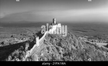 Die mittelalterliche Burg Bezdez steht stolz auf einem Hügel, umgeben von lebhaftem Herbstlaub. Diese Luftperspektive fängt die Pracht der Festung inmitten der saisonalen Schönheit ein. Stockfoto