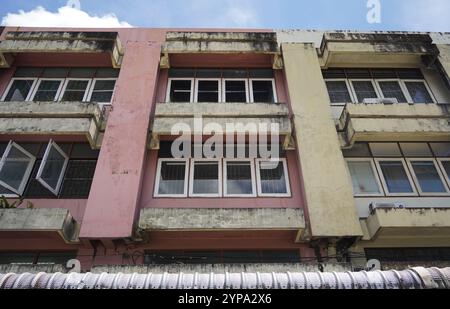 Detaillierte Sicht auf Fenster, Türen und Balkone von Stadtgebäuden Stockfoto