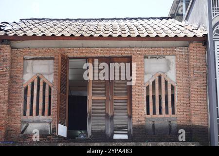 Detaillierte Sicht auf Fenster, Türen und Balkone von Stadtgebäuden Stockfoto