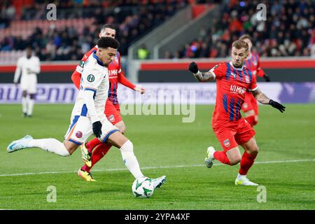 Heidenheim, Deutschland November 2024. Bild v.l.: Jadon Sancho (FC Chelsea, 19) und Niklas Dorsch (1.FC Heidenheim, 39), 28.11.2024, Fussball, UEFA Conference League, 1. FC Heidenheim - FC Chelsea, GER, Heidenheim, Voith-Arena. Quelle: HMB Media/Alamy Live News Stockfoto