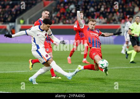 Heidenheim, Deutschland November 2024. Bild v.l.: Jadon Sancho (FC Chelsea, 19) und Niklas Dorsch (1.FC Heidenheim, 39), 28.11.2024, Fussball, UEFA Conference League, 1. FC Heidenheim - FC Chelsea, GER, Heidenheim, Voith-Arena. Quelle: HMB Media/Alamy Live News Stockfoto