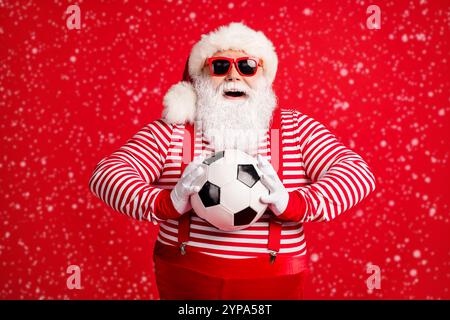 Portrait von seinem er schön schön attraktiv fröhlich fröhlich froh Santa Großvater hält in den Händen werfen Ball spielen Spiel isoliert Strahlend lebendig Stockfoto