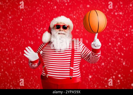 Portrait von seinem er schön attraktiv fröhlich fröhlich fetten Übergewicht Santa Großvater Spinning Ball am Zeigefinger mit Spaß isoliert Vorbei Stockfoto