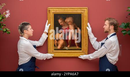 Sotheby's, London, Großbritannien. November 2024. Alte Meister und Gemälde des 19. Jahrhunderts, 4. Dezember Vorschau der Abendauktion in London. Zu den Höhepunkten gehören: Rosso Fiorentino, die Jungfrau und das Kind mit dem Kleinkind Johannes dem Täufer, datiert von 1514 bis 1517, Schätzung: £ 2.000.000-3.000.000. Quelle: Malcolm Park/Alamy Live News Stockfoto