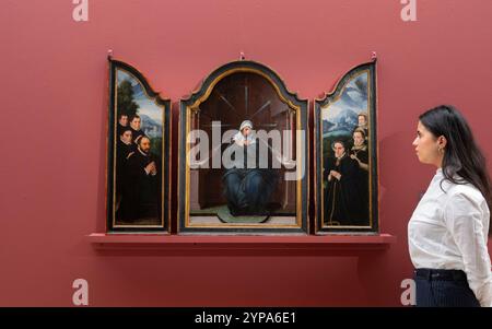 Sotheby's, London, Großbritannien. November 2024. Alte Meister und Gemälde des 19. Jahrhunderts, 4. Dezember Vorschau der Abendauktion in London. Höhepunkte sind: Pieter i Claeissens, Triptychon: Die Jungfrau des Schmerzes, Schätzung: £1500.000-200.000. Quelle: Malcolm Park/Alamy Live News Stockfoto