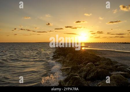 Wellen schlagen sanft gegen die felsige Küste. Stockfoto