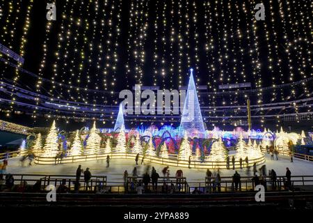 Ein Stadion verwandelt sich in ein magisches Winterwunderland. Stockfoto