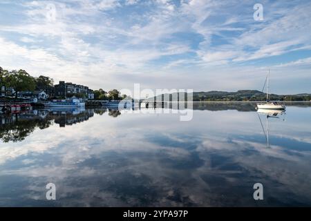 Ein wunderschöner Morgen im Lake District Nationalpark, Cumbria, England. Stilles Wasser am Lake Windermere am nördlichen Ende um Ambleside. Stockfoto