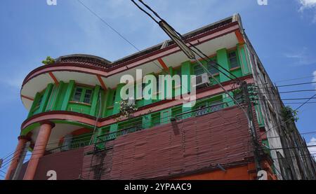 Detaillierte Sicht auf Fenster, Türen und Balkone von Stadtgebäuden Stockfoto