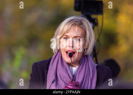 Westminster, London, Großbritannien. November 2024. Das Gesetz der Privatmitglieder über Sterbehilfe (Endergebnis) soll heute morgen in zweiter Lesung im Parlament stattfinden. Das allgemeine Ziel des Gesetzes ist es, Erwachsenen ab 18 Jahren, die geistig fähig sind, tödlich krank sind und sich in den letzten sechs Monaten ihres Lebens befinden, die Möglichkeit zu geben, Hilfe von einem Arzt zu beantragen, um ihr Leben zu beenden. Auf Vorschlag des Labour-Abgeordneten Kim Leadbeater konzentriert sich das Gesetz auf Unterstützung und Proteste. Rebecca Wilcox, Tochter von Esther Rantzen, spricht sich für das Gesetz aus Stockfoto