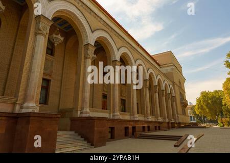 Das Gebäude hat gewölbte Fenster und einen großen Torbogen Stockfoto