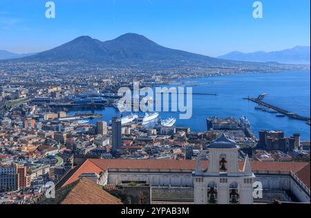 Stadtbild von Neapel: Blick auf den Hafen im Golf von Neapel und den Vesuv, Italien, Stockfoto