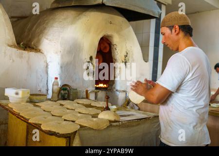 Ein Mann macht Pizza in einem Backofen Stockfoto