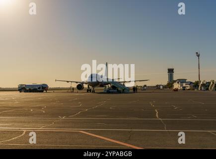 Ein großer Jetliner parkt auf dem Asphalt eines Flughafens Stockfoto