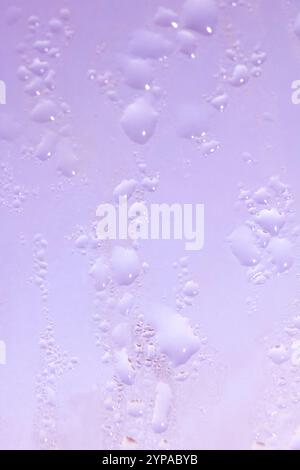 Deilcate Regentropfen Wasser auf Glas in einem rosa Glow für Hintergrund Stockfoto