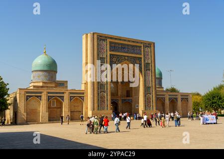 Ein großes Gebäude mit einer blauen Kuppel und einem rot-weißen Bogen Stockfoto