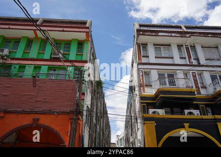 Detaillierte Sicht auf Fenster, Türen und Balkone von Stadtgebäuden Stockfoto