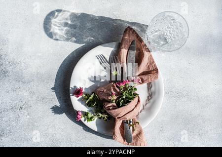 Herbstlicher Tisch mit frischen Asterblumen Stockfoto