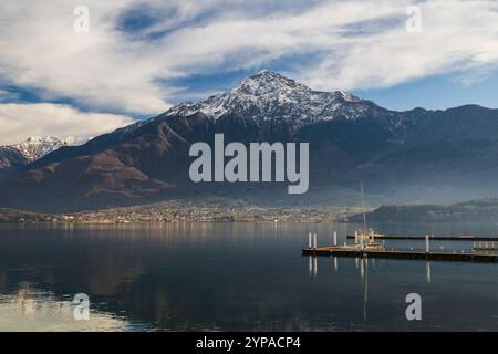 Bergland mit einem schneebedeckten Berggipfel, der sich im See spiegelt Stockfoto
