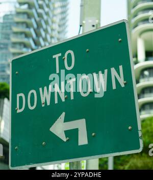 Schild auf der Straße Downtown City Stockfoto