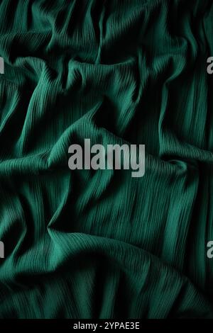 Nahaufnahme aus glattem, gefaltetem und gebündeltem dunkelgrünem Stoff Stockfoto