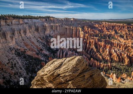 Erleben Sie die atemberaubenden Felsformationen und die lebendigen Farben des Bryce Canyon vom Bryce Point aus. Stockfoto