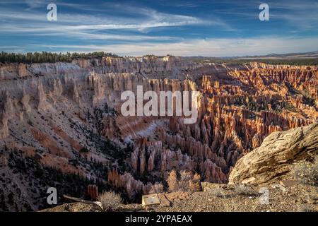 Erleben Sie die atemberaubenden Felsformationen und die lebendigen Farben des Bryce Canyon vom Bryce Point aus. Stockfoto