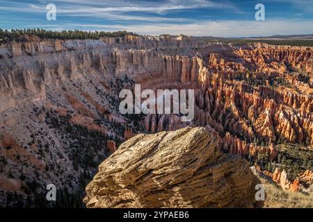 Erleben Sie die atemberaubenden Felsformationen und die lebendigen Farben des Bryce Canyon vom Bryce Point aus. Stockfoto