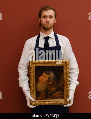 Sotheby's, London, Großbritannien. November 2024. Pressevorschau: Sotheby's Old Masters Auction. Auf dem Bild: Sir Peter Paul Rubens Hauptstudie eines bärtigen, älteren Mannes im Profil. Quelle: Matthew Chattle/Alamy Live News Stockfoto