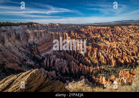 Erleben Sie die atemberaubenden Felsformationen und die lebendigen Farben des Bryce Canyon vom Bryce Point aus. Stockfoto