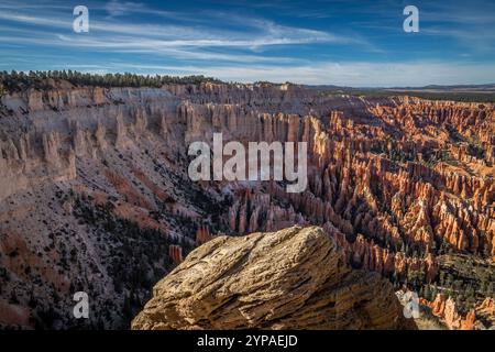 Erleben Sie die atemberaubenden Felsformationen und die lebendigen Farben des Bryce Canyon vom Bryce Point aus. Stockfoto