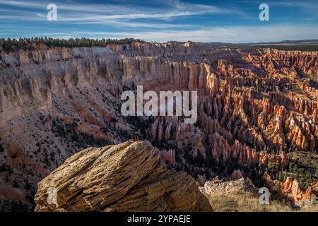 Erleben Sie die atemberaubenden Felsformationen und die lebendigen Farben des Bryce Canyon vom Bryce Point aus. Stockfoto