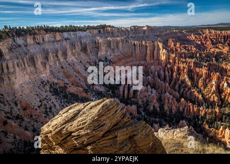 Erleben Sie die atemberaubenden Felsformationen und die lebendigen Farben des Bryce Canyon vom Bryce Point aus. Stockfoto