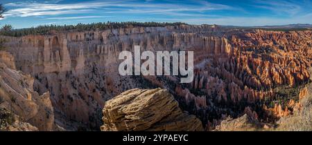 Erleben Sie die atemberaubenden Felsformationen und die lebendigen Farben des Bryce Canyon vom Bryce Point aus. Stockfoto