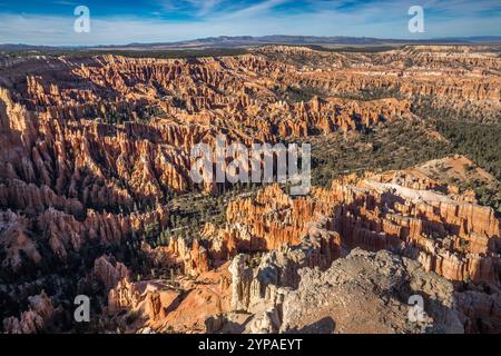 Erleben Sie die atemberaubenden Felsformationen und die lebendigen Farben des Bryce Canyon vom Bryce Point aus. Stockfoto