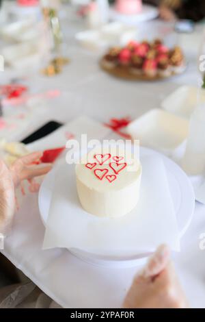 Weißer bento-Kuchen im koreanischen Stil mit Herzen Stockfoto