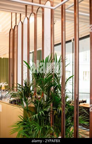 Innenfoto des Cafés mit Spiegeln und Palmenpflanzen Stockfoto