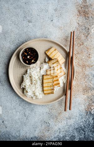 Reis, grillscheiben mit Tofu und Sojasauce Stockfoto