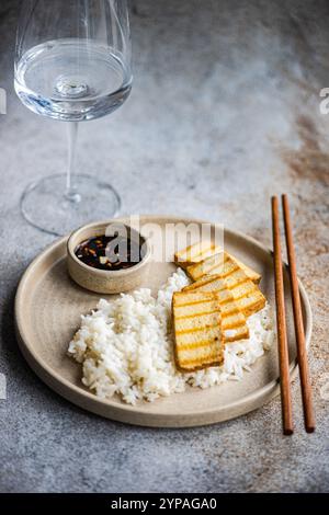 Reis, grillscheiben mit Tofu und Sojasauce Stockfoto