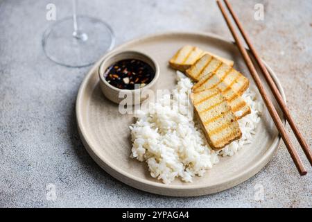 Reis, grillscheiben mit Tofu und Sojasauce Stockfoto