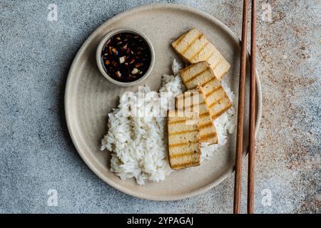 Reis, grillscheiben mit Tofu und Sojasauce Stockfoto