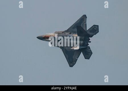 Ein Flugzeug des F-22 Raptor Demo Teams der US Air Force unter dem Piloten Samuel Larson führt eine Luftdemonstration über Rickenbacker International durch Stockfoto