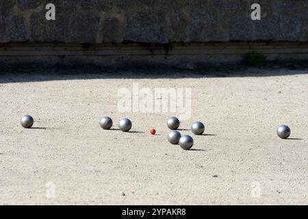 Petanque, Boules-Bälle auf einem Boules-Platz, Frankreich, Bretagne, Saint-Malo Stockfoto