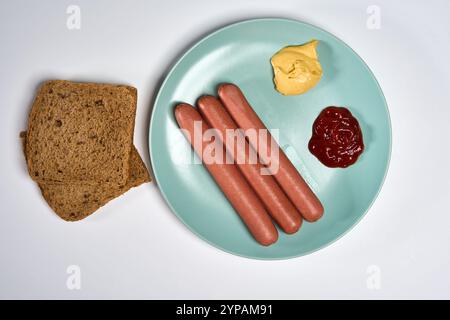 Gekochte Jumbo Hot Dogs mit Ketchup, Senf und Brot auf einem Teller, isoliert auf weißem Hintergrund Stockfoto