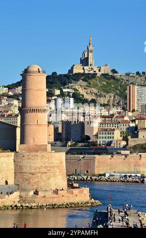 Tour de Fanal und Basilika Notre-Dame de la Garde, Frankreich, Bouches du Rhone, Marseille Stockfoto