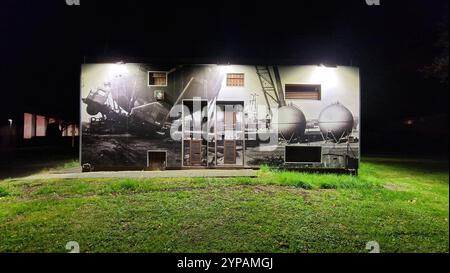 Die Fassade eines Transformatorhauses wurde mit alten Fotos aus der industriellen Vergangenheit, Deutschland, Nordrhein-Westfalen, Ruhrgebiet, Witten gestaltet Stockfoto